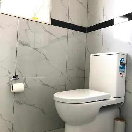 Bright & Comfy Stay In Newly Renovated Home With Parking Auckland Exterior photo