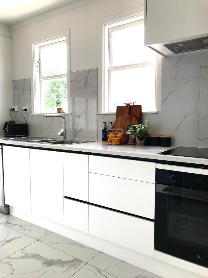 Bright & Comfy In Newly Renovated With Parking Privatunterkunft *